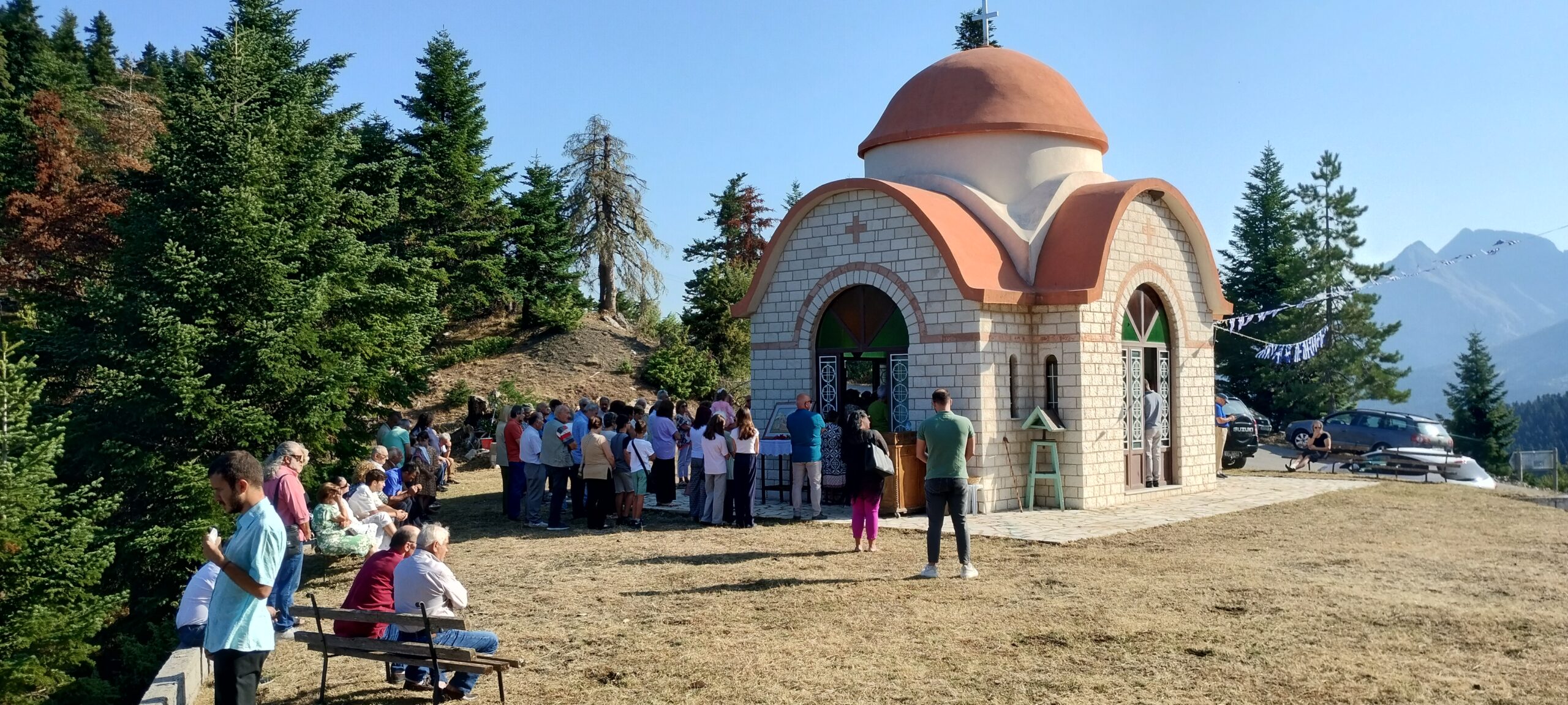 Με κατάνυξη και μεγάλη συμμετοχή η Θεία Λειτουργία στην Παναγία στα Μελανά Λιθάρια