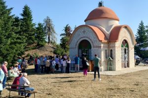 Με κατάνυξη και μεγάλη συμμετοχή η Θεία Λειτουργία στην Παναγία στα Μελανά Λιθάρια